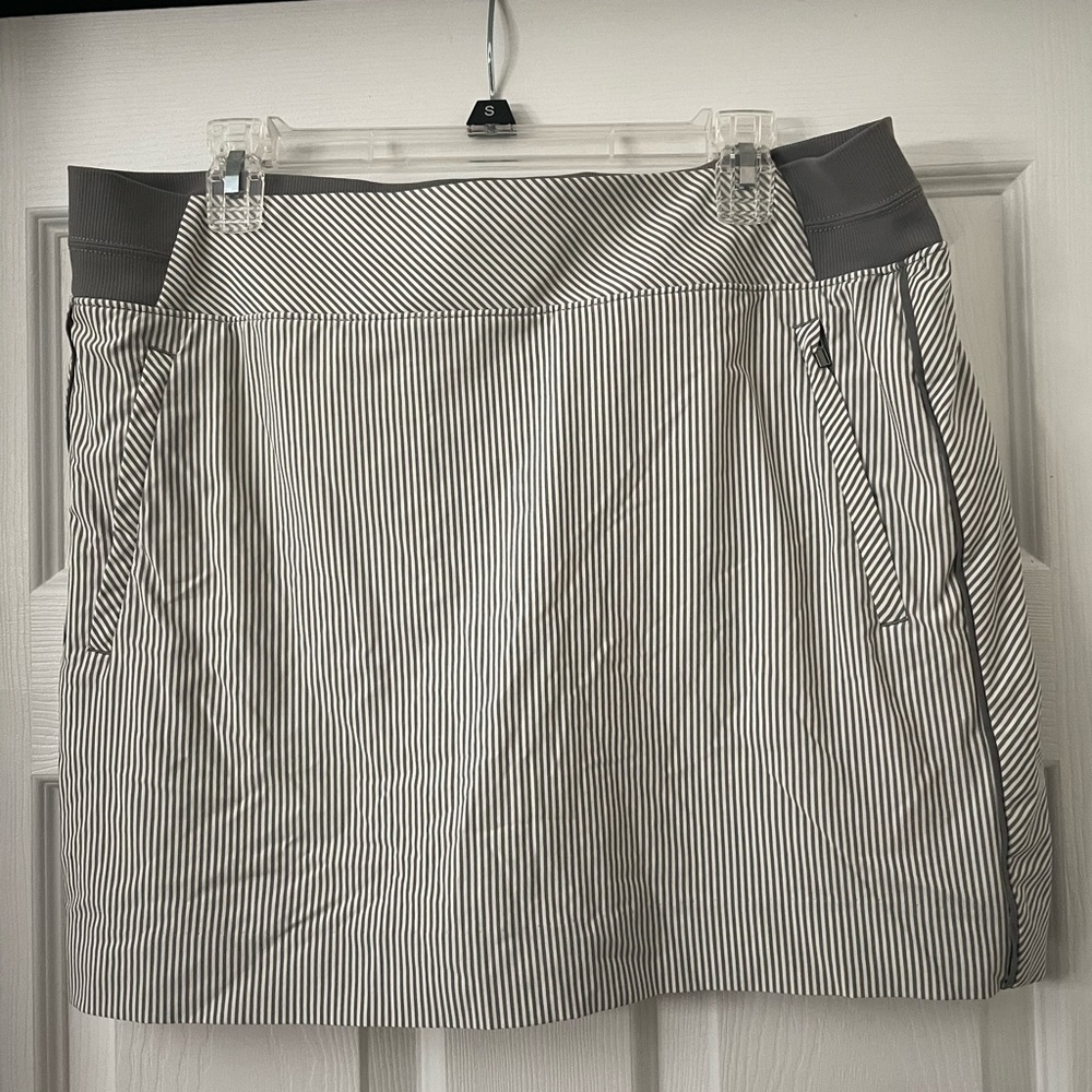 Athleta grey white pinstripe Brooklyn skort size 16